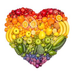 KI generiert: Das Bild zeigt einen Teller mit Schweinebraten, Knödeln und Sauerkraut, garniert mit Soße. Es handelt sich um ein traditionelles, herzhaftes Gericht.