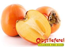 KI generiert: Das Bild zeigt mehrere große Obstkörbe, die mit einer Vielzahl frischer Früchte wie Trauben, Äpfeln, Ananas und Bananen gefüllt sind. Die Körbe sind auf einem Tisch in einer Art Lagerhalle oder Geschäft aufgereiht.